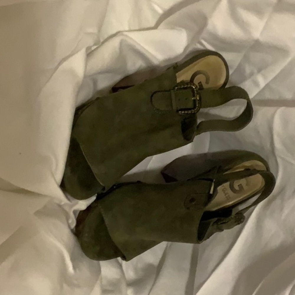 By Gpues clog